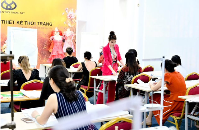 Học viên của NTK Thoa Trần được đào tạo chỉn chu từ lý thuyết tới thực hành cắt may thiết kế.