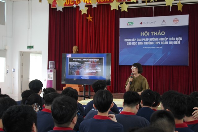 Bà Nguyễn Thanh Thảo - Cố vấn du học Công ty Capstone Việt Nam nói về những cơ hội học tập và phát triển nghề nghiệp hấp dẫn dành cho các em học sinh. Ảnh: Sơn Thủy.