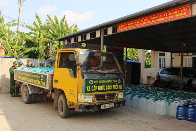 Bộ đội Biên phòng Tiền Giang vận chuyển nước sạch cho người dân bị ảnh hưởng hạn mặn - Ảnh 1