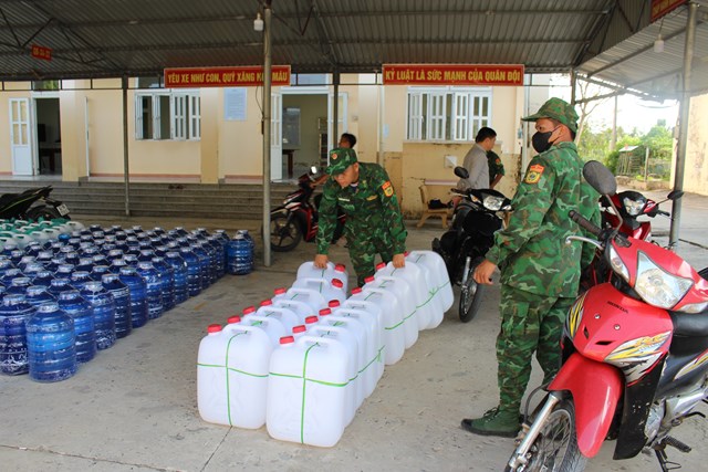 Bộ đội Biên phòng Tiền Giang vận chuyển nước sạch cho người dân bị ảnh hưởng hạn mặn - Ảnh 2