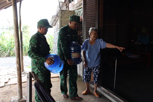 Bộ đội Biên phòng Tiền Giang vận chuyển nước sạch cho người dân bị ảnh hưởng hạn mặn - Ảnh 4