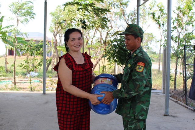 Bộ đội Biên phòng Tiền Giang vận chuyển nước sạch cho người dân bị ảnh hưởng hạn mặn - Ảnh 5