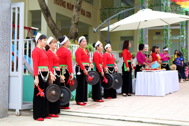 Chào đón các vị đại biểu, khách mời đến tham dự là màn trình diễn cồng chiêng xứ Mường – nét độc đáo văn hóa của Hòa Bình.