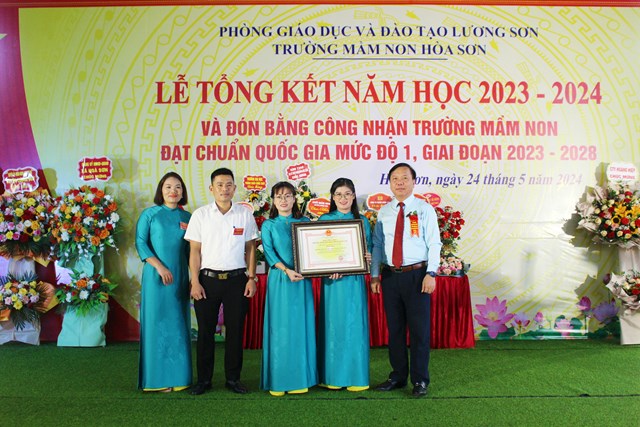 Ban lãnh đạo Trường Mầm non Hòa Sơn nhận Bằng công nhận trường Mầm non đạt chuẩn Quốc gia mức độ 1.