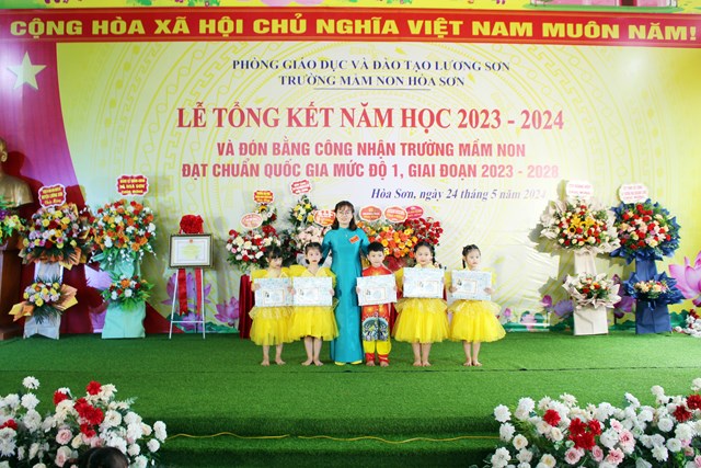 Đại diện các em học sinh được khen thưởng - học sinh đạt cháu ngoan Bác Hồ năm học 2023-2024.