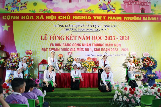 Tiết mục văn nghệ của các cô giáo.