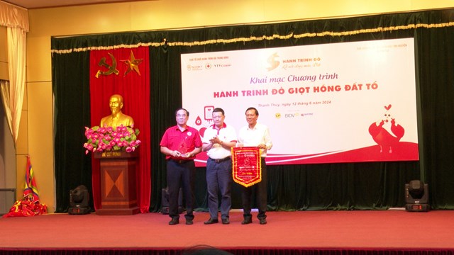 Ban Tổ chức Hành trình đỏ Trung ương đã trao tặng cờ và biểu tượng lưu niệm Hành trình đỏ cho BCĐ Vận động Hiến máu tình nguyện huyện Thanh Thủy.