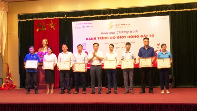 Đồng chí Trịnh Hùng Sơn - Tỉnh ủy viên, Bí thư Huyện khen thưởng tình nguyện viên có thành tích xuất sắc trong phong trào hiến máu tình nguyện.