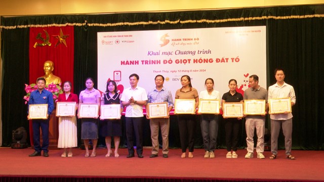 Đồng chí Nguyễn Văn Cường - Phó Bí thư TT Huyện ủy, Chủ tịch HĐND huyện khen thưởng tình nguyện viên có thành tích xuất sắc trong phong trào hiến máu tình nguyện.