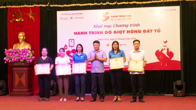 Đồng chí Dương Quốc Lâm -  Phó Bí thư Huyện ủy, Chủ tịch UBND huyện khen thưởng tình nguyện viên có thành tích xuất sắc trong phong trào hiến máu tình nguyện.