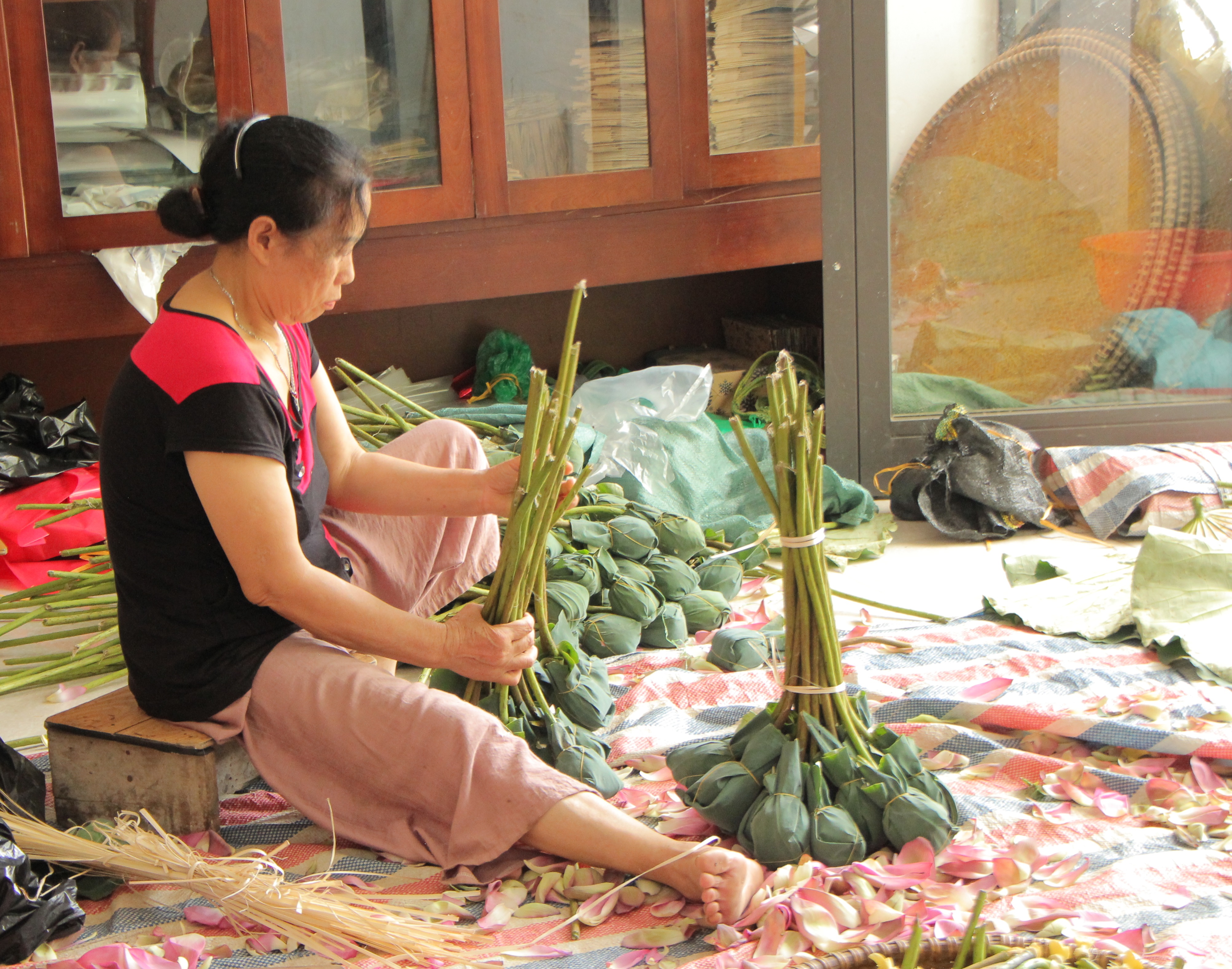 Bà Lưu Thị Hiền người thổi hồn vào trà sen Tây Hồ.