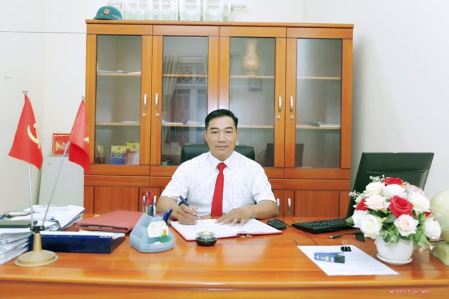 Ông Bùi Hữu Lợi, Chủ tịch UBND xã Đại Lịch trao đổi với phóng viên về phong trào xây dựng NTM ở địa phương.