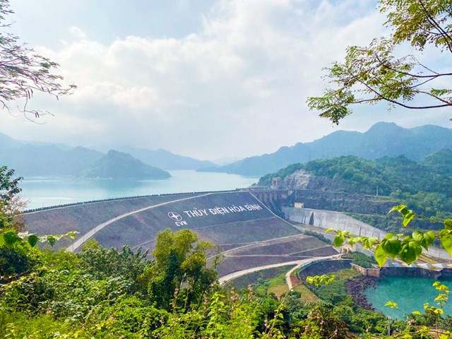 Sau khi đắp đập ngăn sông Đà xây dựng Nhà máy thủy điện Hòa Bình đã tạo nên hồ chứa nước nhân tạo lớn nhất Việt Nam.