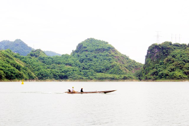 Lòng hồ thủy điện Hòa Bình mang nhiều lợi thế trong hoạt động nuôi trồng thủy sản.