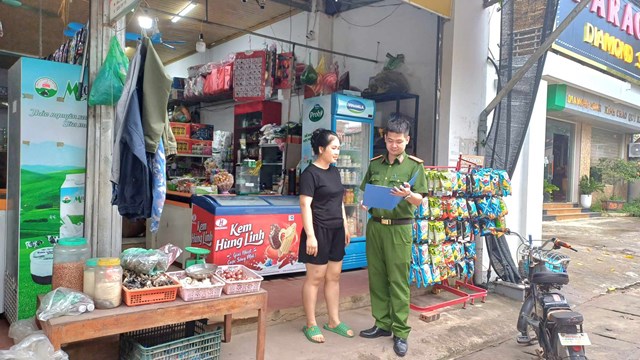 Đồng chí Thượng úy Lê Minh Tùng - Cán bộ Công an xã Đồng Trung đã tiến hành kiểm tra, hướng dẫn, tuyên truyền các kiến thức về PCCC và các Luật, nghị định liên quan đến công tác PCCC tới các hộ kinh doanh. Ảnh: Sơn Thủy.