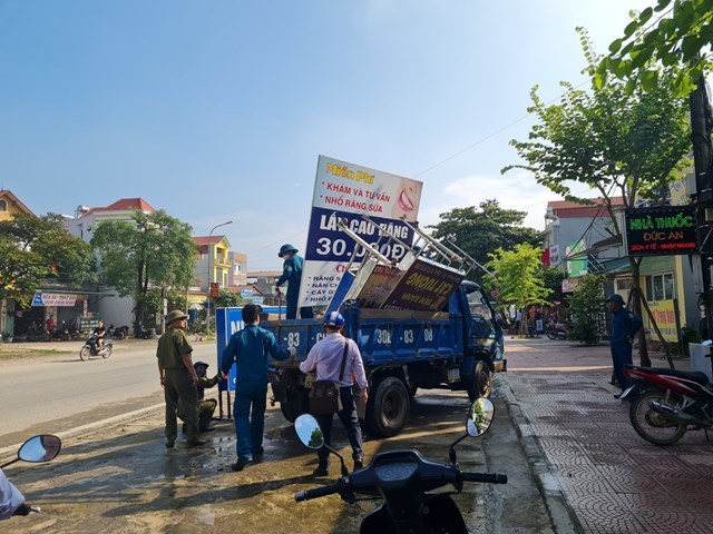 Công tác giải tỏa các hành vi lấn chiếm lòng đường, hè phố để kinh doanh, buôn bán, đặt biển quảng cáo và xe đỗ đậu trái quy định trên một số tuyến đường đã được xử lý tốt.