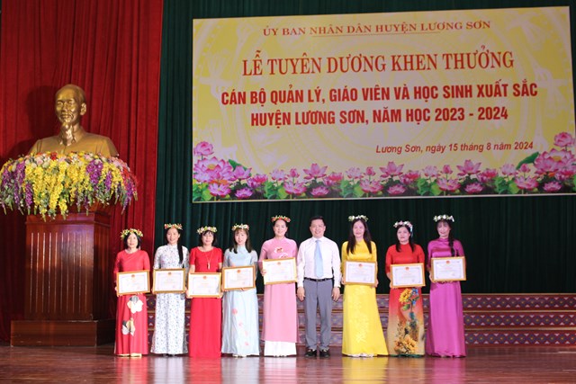 Lương Sơn khen thưởng cán bộ quản lý, giáo viên, học sinh xuất sắc năm học 2023 – 2024 - Ảnh 1