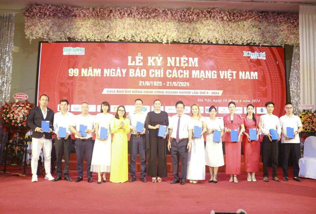 Bà Đào Thị Thanh Thảo - Phó Giám đốc phụ trách Công ty TNHH MTV 2-9 Hòa Bình (vị trí thứ ba từ phải sang trái) vinh dự là một trong hơn 30 đơn vị nhận Cúp trí ân cho các doanh nghiệp tiêu biểu đồng hành cùng Báo chí tại sự kiện Lễ kỷ niệm 99 năm Ngày Báo chí Cách mạng Việt Nam và Gala Báo chí đồng hành cùng doanh nghiệp lần thứ 9 - 2024 do Tạp chí Kinh tế và Đồ uống tổ chức.