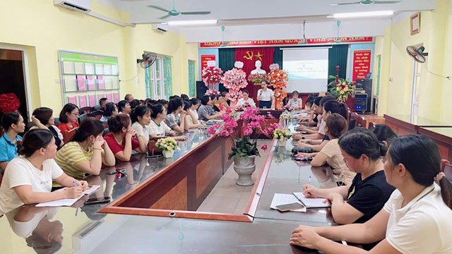 Trước đó, ngày 29/8/2024, nhà trường đã tổ chức Hội nghị triển khai nhiệm vụ năm học 2024 - 2025 với sự tham gia đầy đủ 100% các CBGVNV. Tại Hội nghị, các CBGVNV nhà trường đã được nghe đồng chí Đỗ Thị Thanh Nhâm - Hiệu trưởng nhà trường báo cáo những kết quả đạt được trong năm học 2023 - 2024, một năm học với nhiều nỗ lực, cố gắng đã đạt được một số thành tích như: Trường đạt LĐTT cấp Quận; Đạt đơn vị tiên tiến về TDTT; Đạt tiêu chuẩn trường học an toàn- phòng chống tai nạn thương tích...