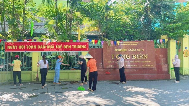 Để làm tốt công tác chuẩn bị cho ngày khai giảng năm học mới, Nhà trường đã tiến hành dọn dẹp, bổ sung thêm hoa tươi cho khu vực sân trường, các hành lang, tạo không khí tưng bừng cho trẻ trong ngày khai giảng.