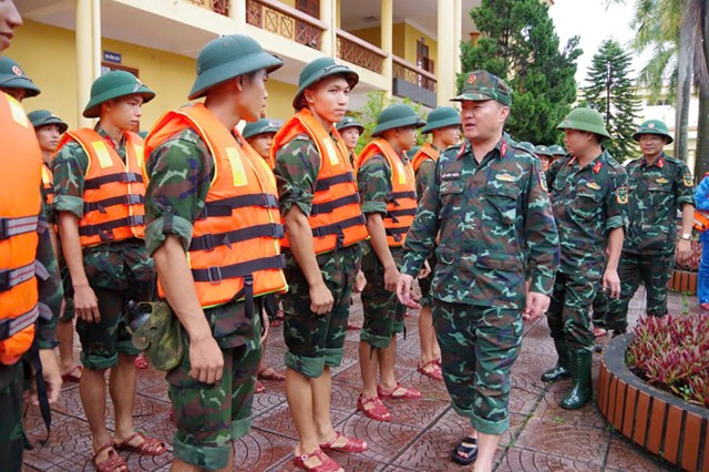 Đồng chí Đại tá Đặng Văn Thành, Sư đoàn Trưởng,  Sư đoàn 346 kiểm tra công tác chuẩn bị lên đường tham gia giúp nhân dân huyện Phú Lương khắc phục hậu quả cơn bão số 3.  