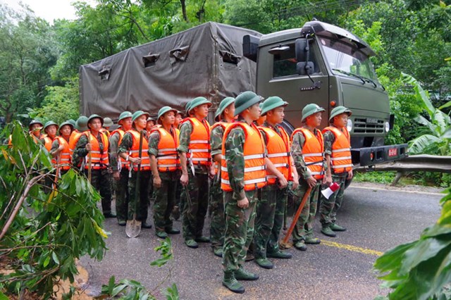 Sư đoàn 346, Quân khu 1 huy động hơn 250 cán bộ, chiến sĩ tham gia khắc phục hậu quả mưa lũ. - Ảnh 1