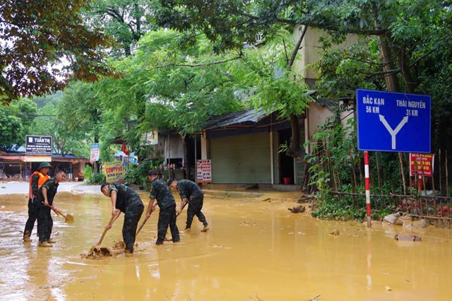 Sư đoàn 346, Quân khu 1 huy động hơn 250 cán bộ, chiến sĩ tham gia khắc phục hậu quả mưa lũ. - Ảnh 2