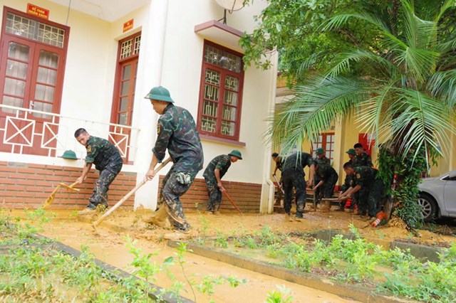 Sư đoàn 346, Quân khu 1 huy động hơn 250 cán bộ, chiến sĩ tham gia khắc phục hậu quả mưa lũ. - Ảnh 3