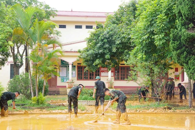 Sư đoàn 346, Quân khu 1 huy động hơn 250 cán bộ, chiến sĩ tham gia khắc phục hậu quả mưa lũ. - Ảnh 4