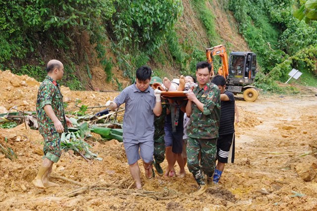 Sư đoàn 346, Quân khu 1 huy động hơn 250 cán bộ, chiến sĩ tham gia khắc phục hậu quả mưa lũ. - Ảnh 6