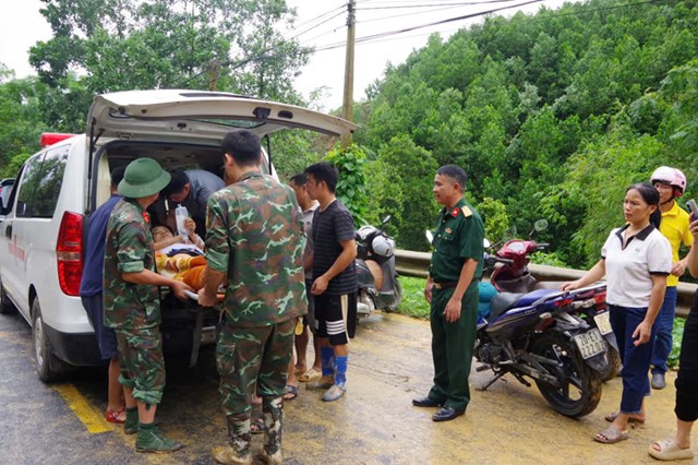 Kịp thời cứu đồng chí Ngâm Phó chủ tịch xã Yên Đổ, huyện Phú Lương, tỉnh Thái Nguyên bị vùi trong đất, đa chấn thương, khi đang đi chỉ đạo khắc phục hậu quả bão lụt.  