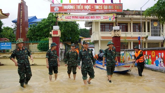 Đồng chí Sư đoàn trưởng, Sư đoàn 346 (Thứ 2 từ phải sang) trực tiếp đi chỉ đạo cứu hộ các điểm ngập lụt, sạt lở.  