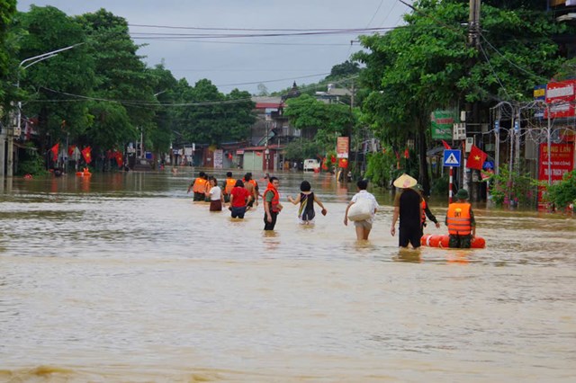 Sư đoàn 346, Quân khu 1 huy động hơn 250 cán bộ, chiến sĩ tham gia khắc phục hậu quả mưa lũ. - Ảnh 7