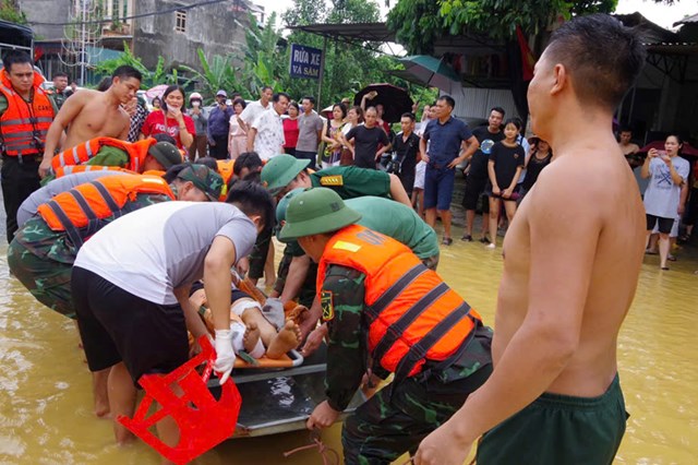 Sư đoàn 346, Quân khu 1 huy động hơn 250 cán bộ, chiến sĩ tham gia khắc phục hậu quả mưa lũ. - Ảnh 8