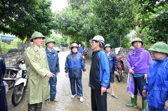 Đ/c: Đỗ Đức Chiến - Phó Bí thư Huyện ủy,Chủ tịch UBND Huyện Chỉ đạo công tác di dời người dân và tài sản tại Thị trấn Tân Yên  