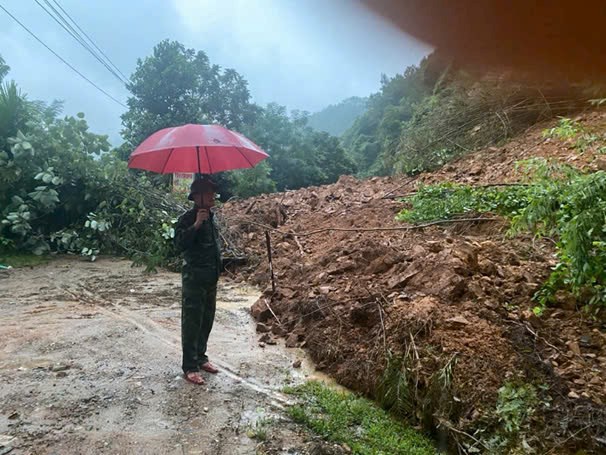 Cán bộ, chiến sĩ huyện Hàm Yên - Tuyên Quang hết lòng vì dân chống lũ - Ảnh 2