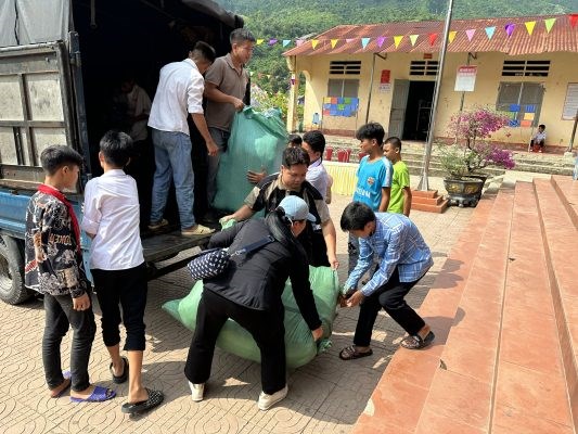 Trường Cao đẳng Nghệ thuật H&#224; Nội: Thăm v&#224; trao qu&#224; cho c&#225;c em học sinh v&#249;ng cao tỉnh H&#224; Giang - Ảnh 3