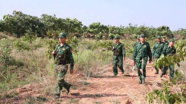 B&igrave;nh Phước l&agrave; tỉnh thuộc khu vực miền Đ&ocirc;ng Nam Bộ, nằm trong v&ugrave;ng trọng điểm kinh tế ph&iacute;a Nam, đồng thời l&agrave; cửa ng&otilde; cầu nối kinh tế quan trọng của v&ugrave;ng Đ&ocirc;ng Nam Bộ với c&aacute;c tỉnh T&acirc;y Nguy&ecirc;n v&agrave; Vương quốc Campuchia. Khu vực bi&ecirc;n giới (KVBG) tỉnh B&igrave;nh Phước c&oacute; 15 x&atilde; bi&ecirc;n giới thuộc 3 huyện với tổng d&acirc;n số gần 35.000 người thuộc 18 d&acirc;n tộc anh em c&ugrave;ng sinh sống.