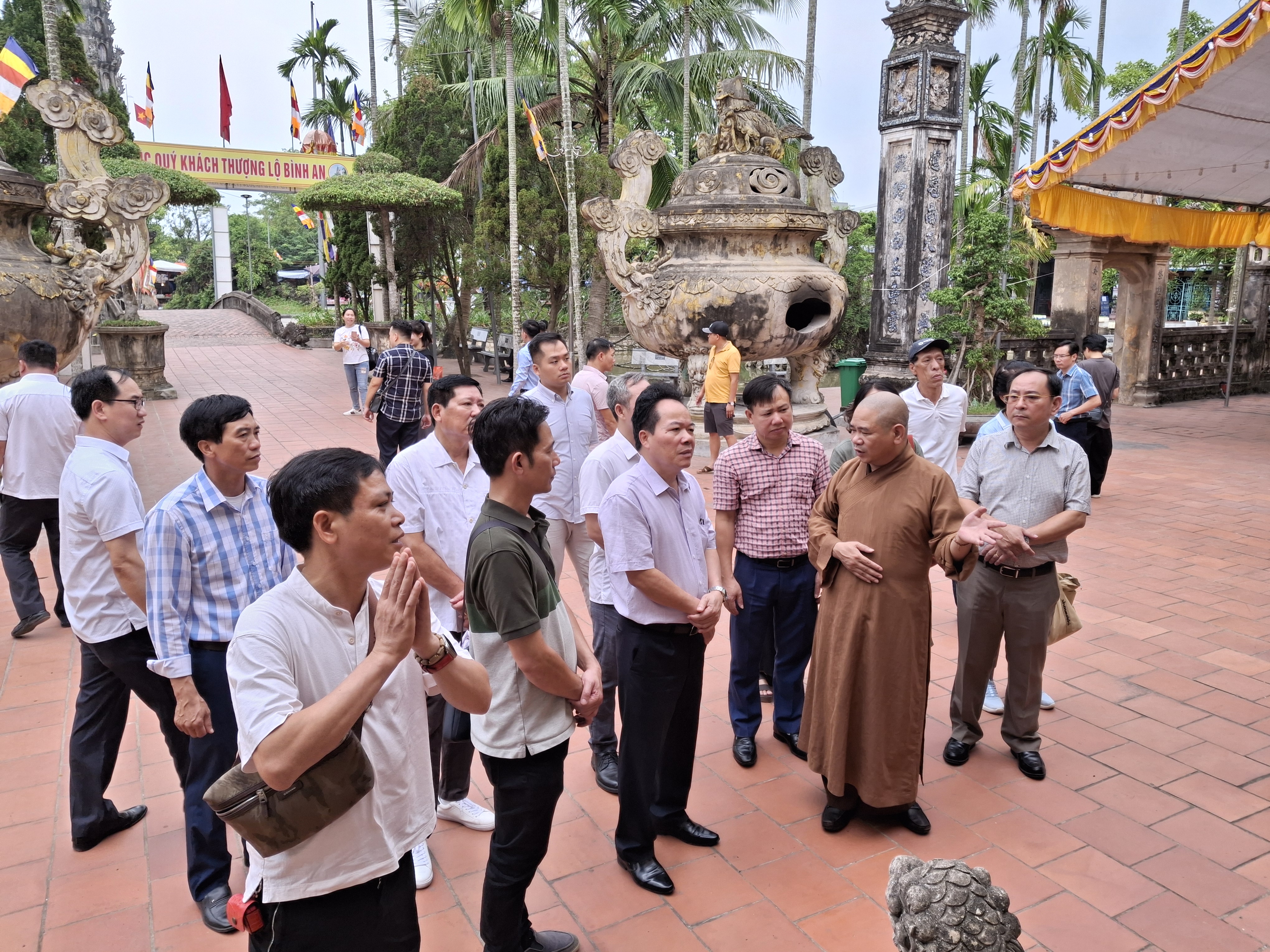 Sư thầy dẫn Đoàn đi tham quan ngôi Chùa.