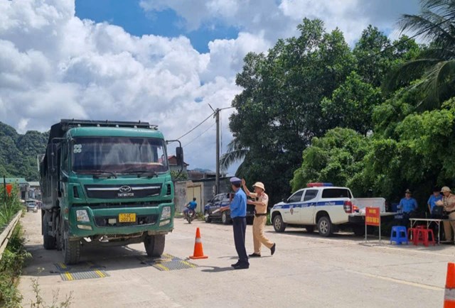 Thanh tra Sở phối hợp c&ugrave;ng lực lượng CSGT l&agrave;m nhiệm vụ dừng, kiểm tra những phương tiện vận tải c&oacute; dấu hiệu vi phạm, xử l&yacute; nghi&ecirc;m những trường hợp vi phạm.