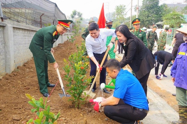 Lãnh đạo huyện Lương Sơn tích cực chỉ đạo, tổ chức triển khai thực hiện phát động phong trào “Ngày chủ nhật xanh, sáng, sạch, đẹp”, trồng cây xanh tạo cảnh quan môi trường.