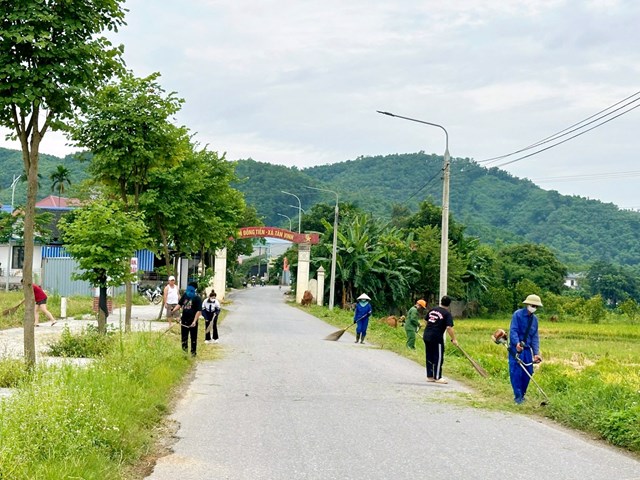 Người dân trên địa bàn xã Tân Vinh tích cực tham gia các phong trào xây dựng nông thôn mới của địa phương.