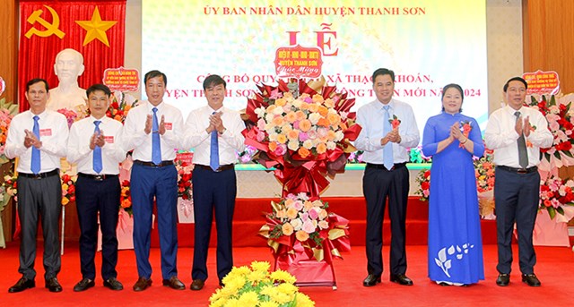 Lãnh đạo huyện Thanh Sơn tặng hoa chúc mừng.