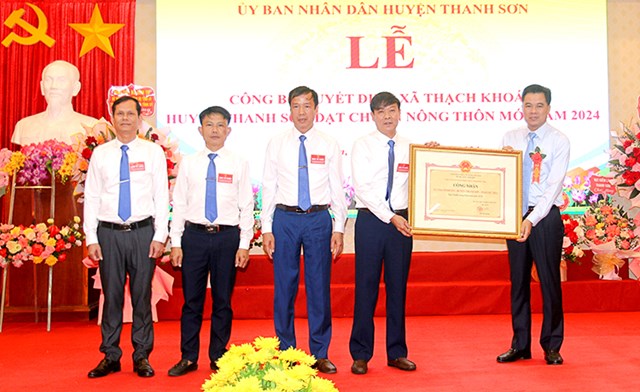 Lãnh đạo huyện Thanh Sơn trao Bằng công nhận xã đạt chuẩn NTM năm 2024 cho Đảng bộ, chính quyền và Nhân dân xã Thạch Khoán.