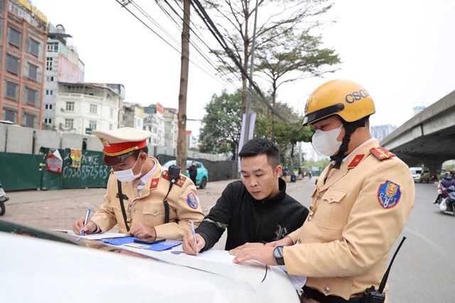 H&#224; Nội: CSGT đồng loạt ra qu&#226;n tấn c&#244;ng, trấn &#225;p tội phạm, bảo đảm an ninh trật tự, ATGT dịp Tết - Ảnh 3