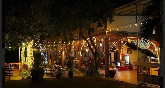 Với khuôn viên rộng gần 3000m², nhà hàng được xây dựng theo phong cách đồng quê, mang lại cảm giác thư thái và thoải mái. 