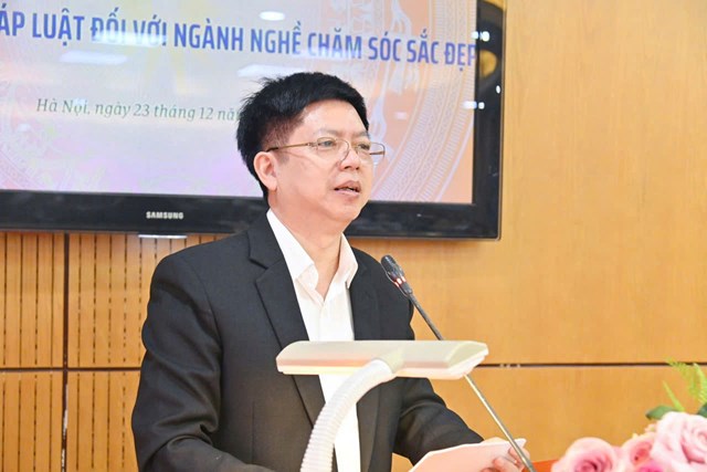 TS. Nguyễn Trọng Khoa, Phó Cục trưởng Cục Quản lý khám, chữa bệnh (Bộ Y tế) phát biểu chia sẻ tại Hội thảo. 