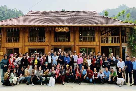 Đoàn thăm quan mô hình phát triển du lịch cộng đồng tại Bản Nậm Hồng.