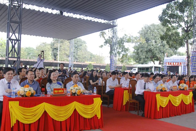 Các đại biểu tham gia buổi lễ.