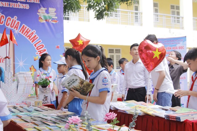  Khu trưng bày và triển lãm sách với 10 gian hàng được thiết kế sinh động.